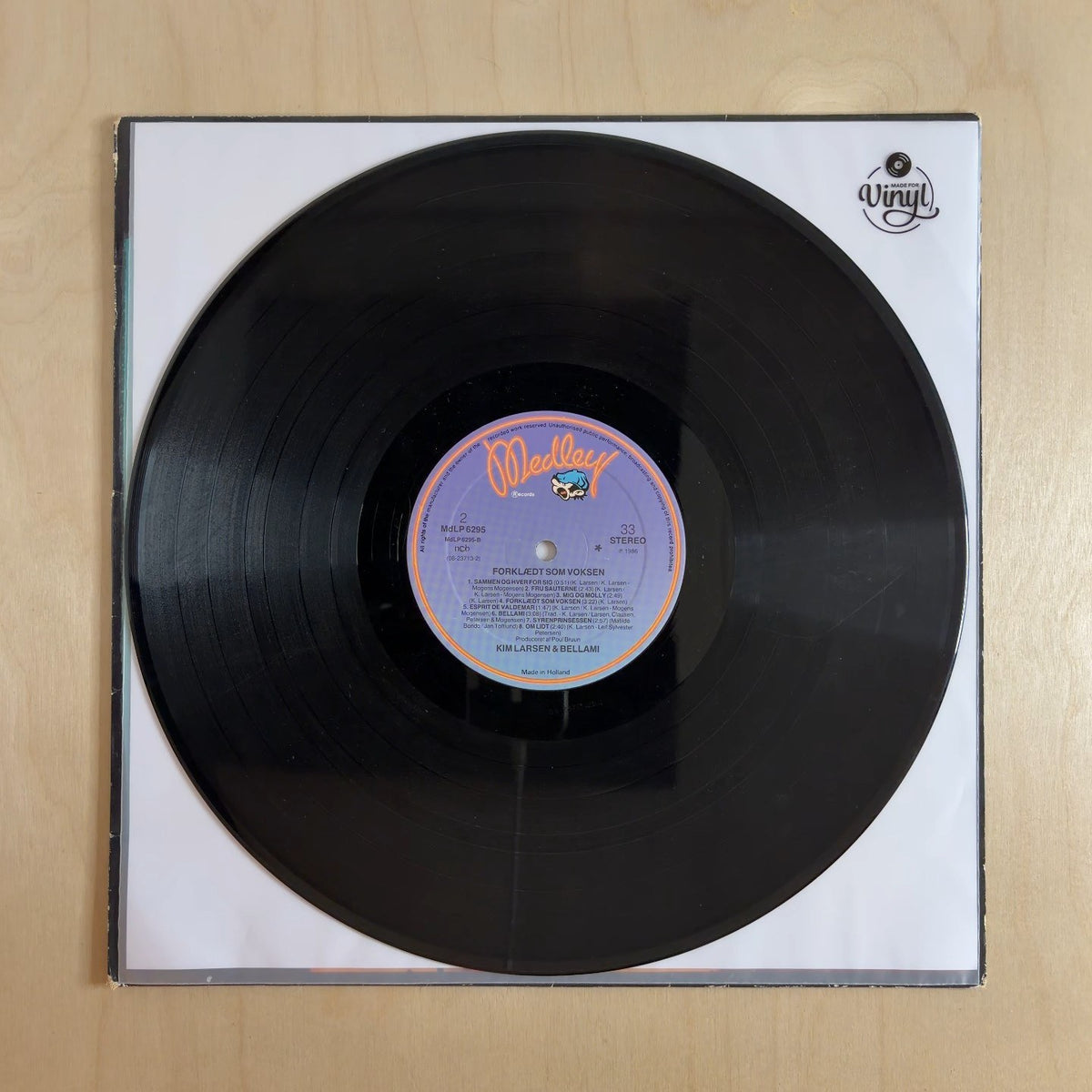 Kim Larsen & Bellami – Forklædt Som Voksen – record label