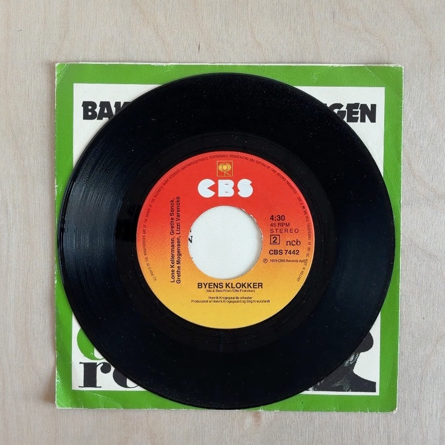 Sejr Volmer-Sørensen, Lone Kellermann, Grethe Sønck, Grethe Mogensen, Lizzi Varencke, Henrik Krogsgaards Orkester – Bakken Er Bakken Igen / Byens Klokker – record label